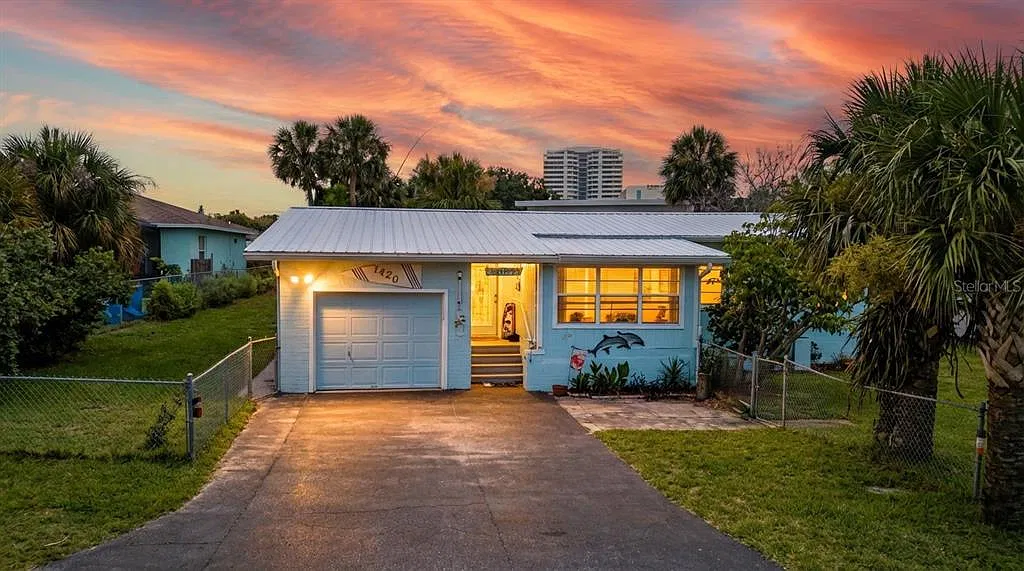 3 bed, 1.5 bath, 1186 sqft, $2,100 — Photo 1
