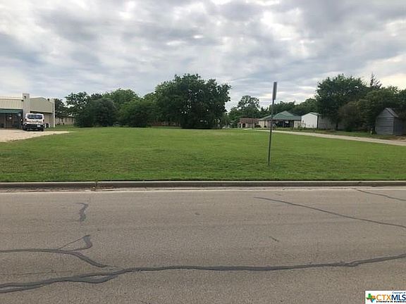 3rd image of 305 S Andrews Dr