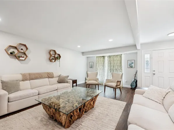 861 Forest Village Dr, Ballwin, MO 63021