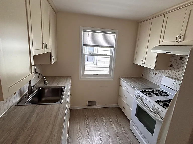 230 Saint Lawrence Ave #2 — Photo 2