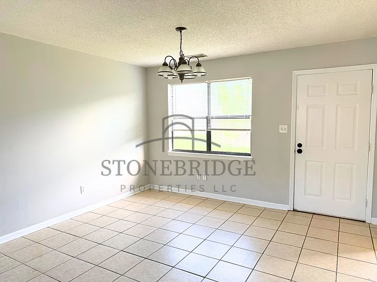 302 Hillsboro Ln — Photo 4