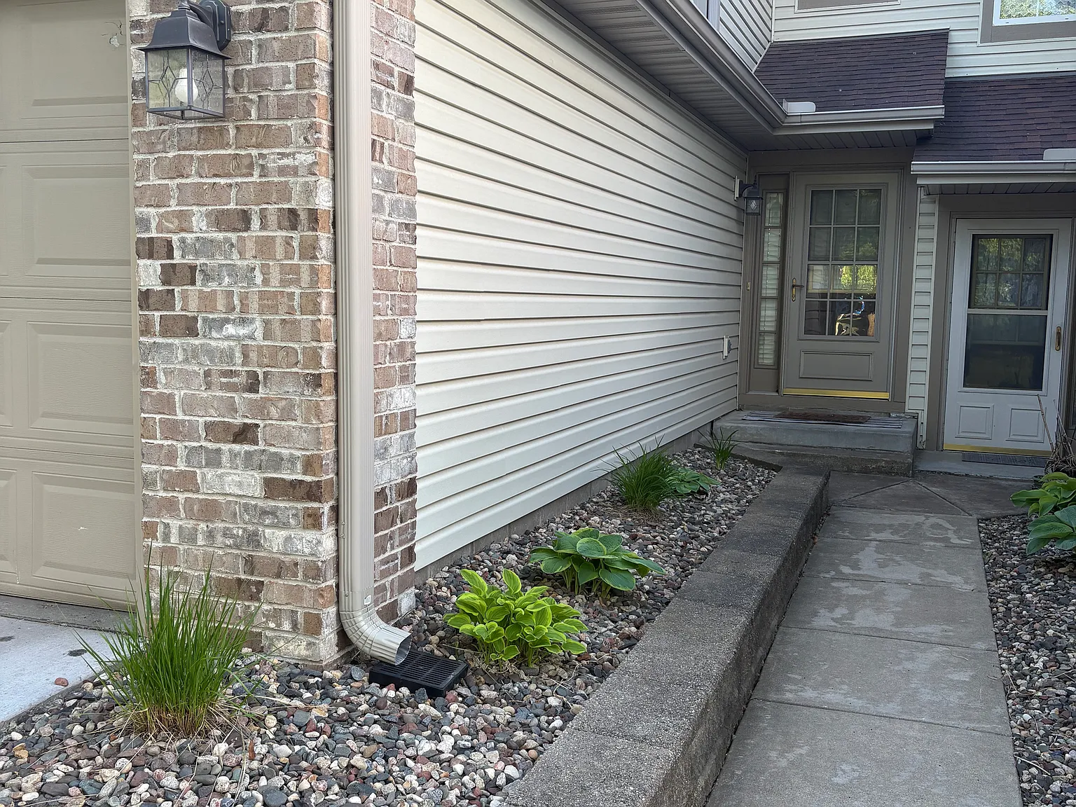 2 bed, 1399 sqft, $1,975 — Photo 1