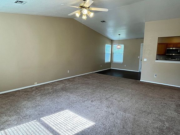 3rd image of 917 Edinburg Dr