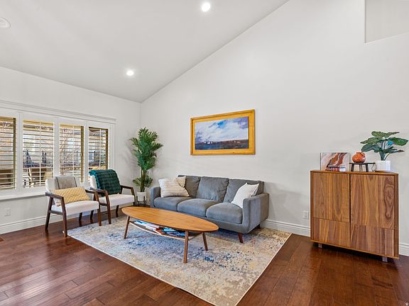 4th image of 1073 W River Ridge Ln