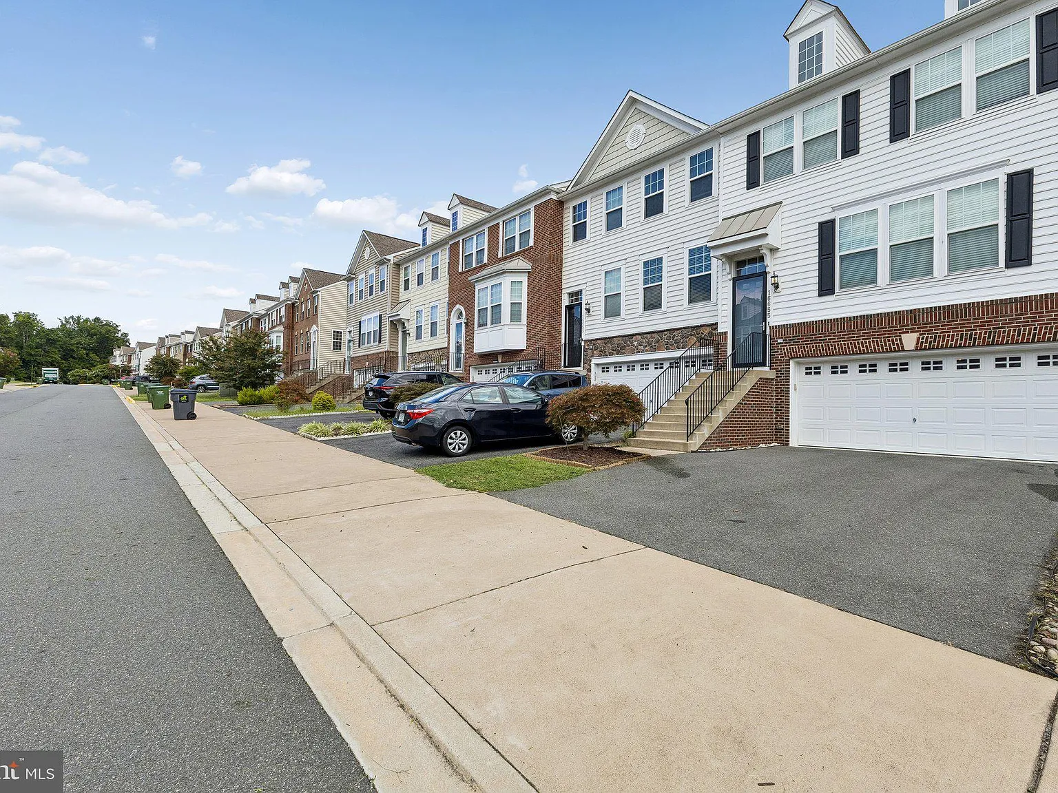 3 bed, 3.5 bath, 2398 sqft, $3,300 — Photo 2