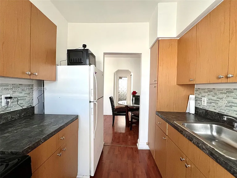 450 77th St #6 — Photo 8