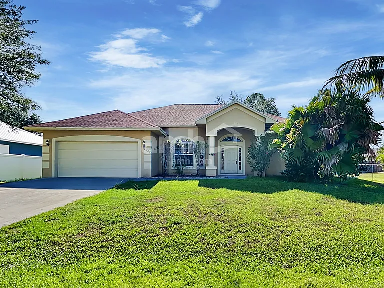 2187 SW Algiers St — Photo 1