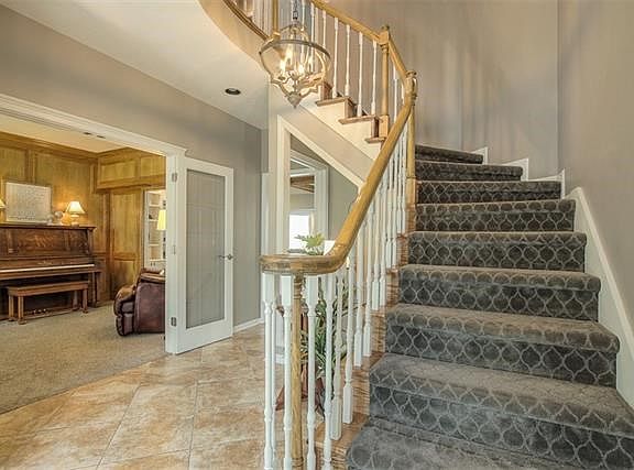 4th image of 325 NE Sunderland Ct
