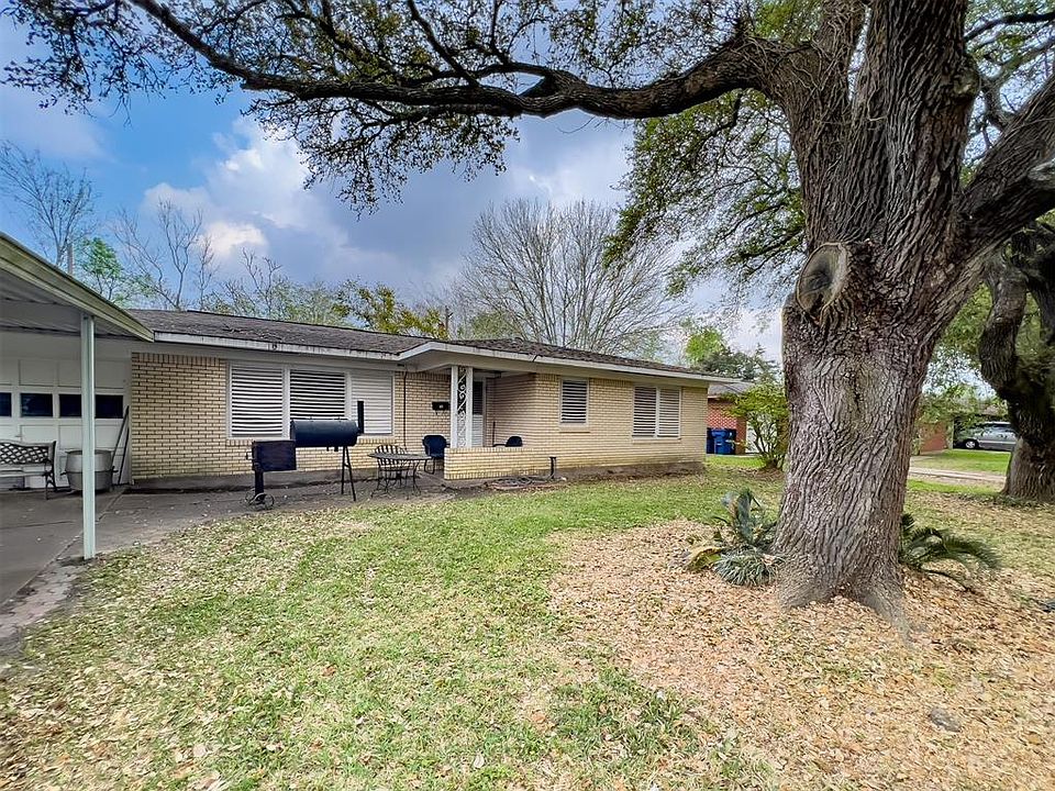 1st image of 18-18 S Pin Oak Dr