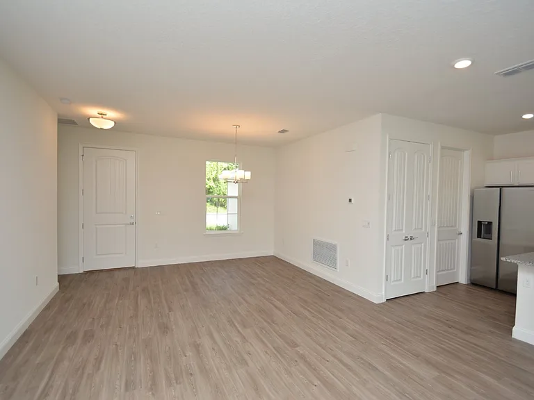 102 Brittany Ln — Photo 3