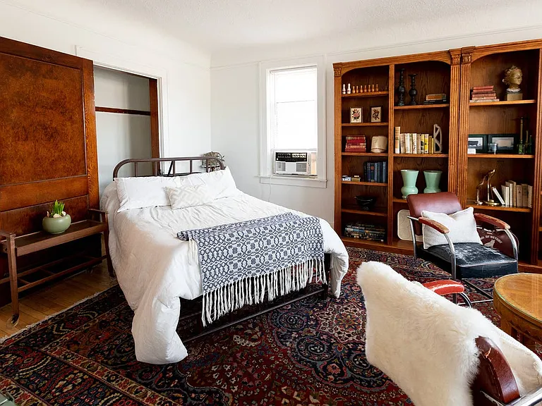 Capital Manor — Photo 4