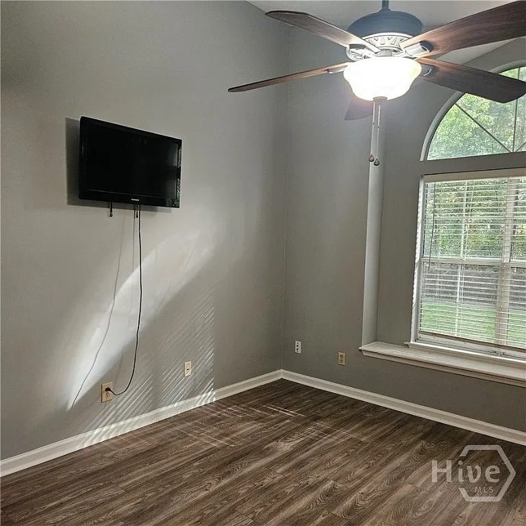 3 bed, 2.0 bath, 1387 sqft, $2,200 — Photo 3