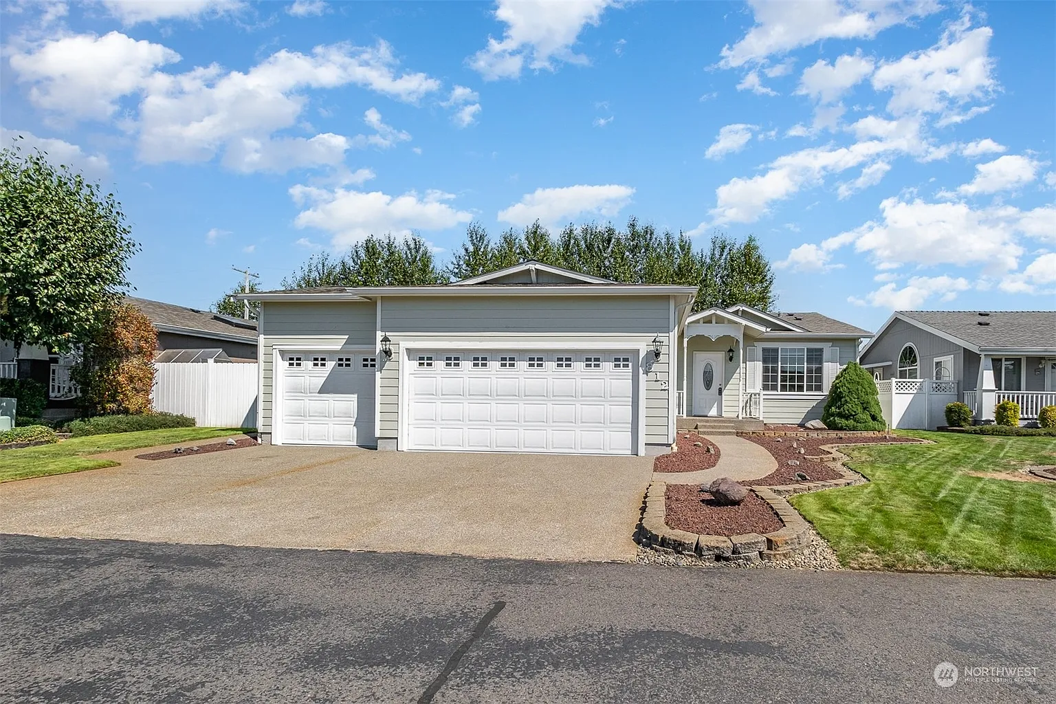 812 Maple Lane SW photo 1