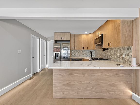 4th image of 147-72 Huxley St #2