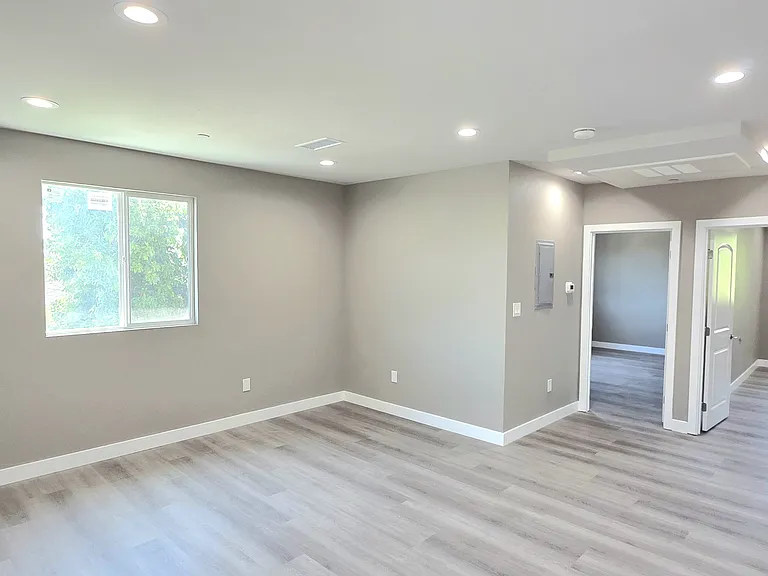 1247 E 20th St — Photo 20