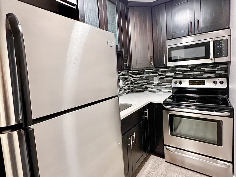 Douglas Avenue Apartments — Photo 5