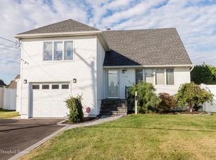2728 Beach Dr, Merrick, NY 11566