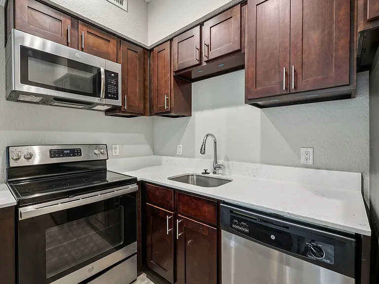 Oaks White Rock — Photo 18