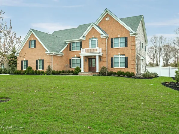 10 Ducharme Ln, Greenlawn, NY 11740