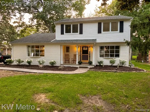 1476 Chanticlair Cir, Wixom, MI 48393