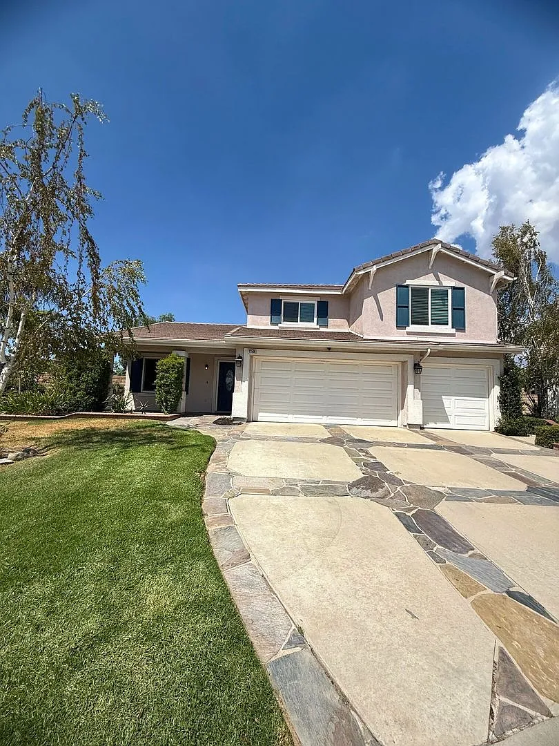 Beautiful 2 story 4 bed/2.5 bath Home in Yucaipa, Ca. — Photo 1