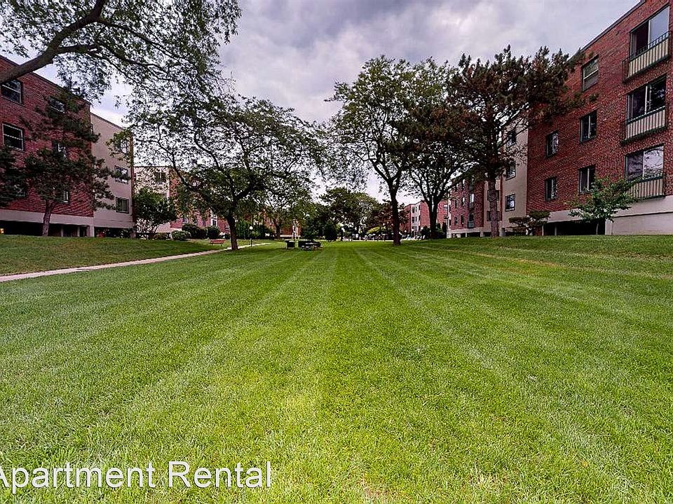 2nd image of 765 W Washington Ave #9308425