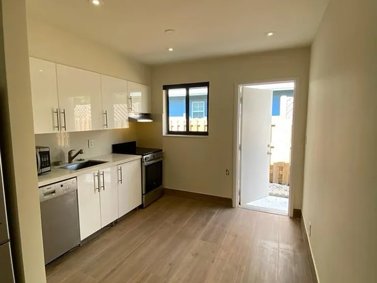 616 NE 16th Ave #2 — Photo 9