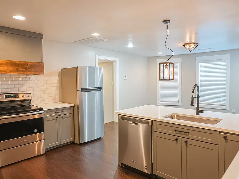 901 N Wood Ave — Photo 11