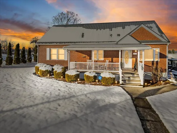 202 E Buck Ave, Rural Retreat, VA 24368