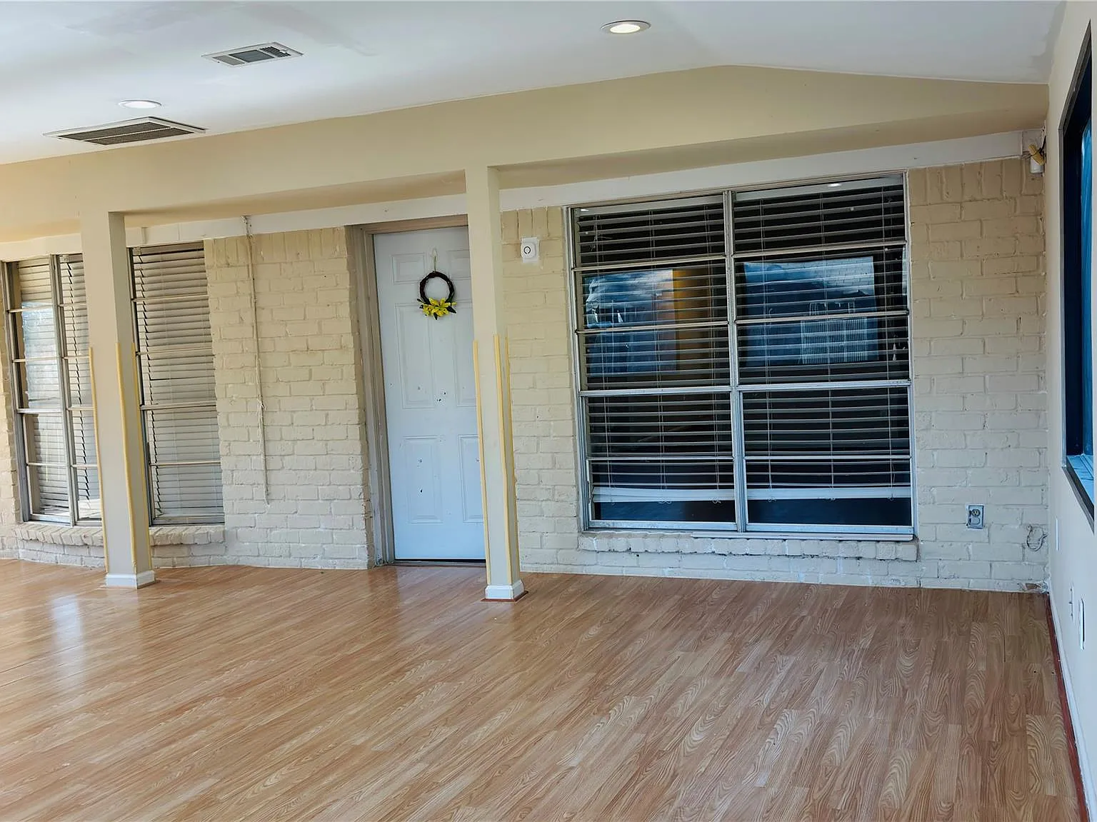 3 bed, 2.0 bath, 2230 sqft, $2,000 — Photo 3