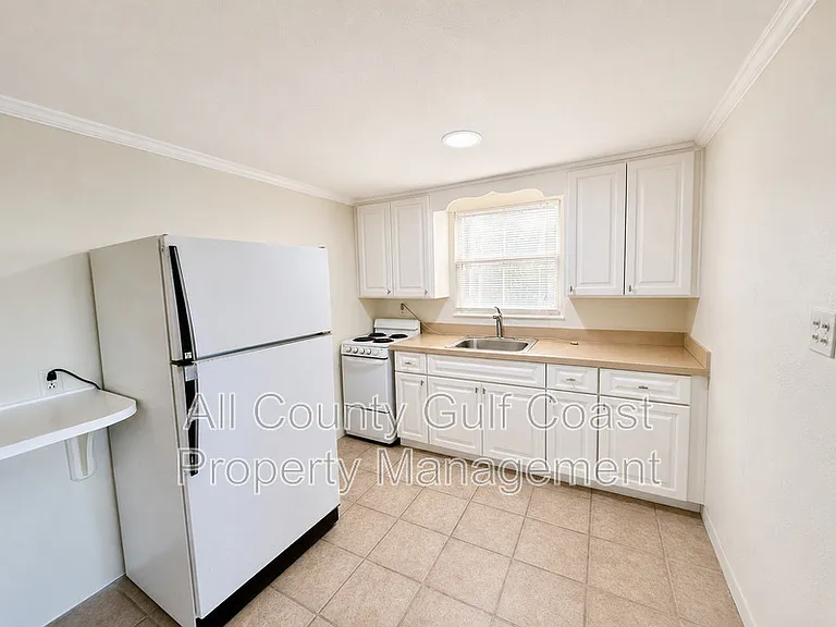 832 Pine St — Photo 4