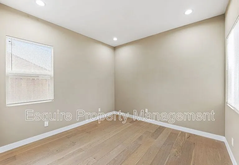 549 N Carty Dr — Photo 12
