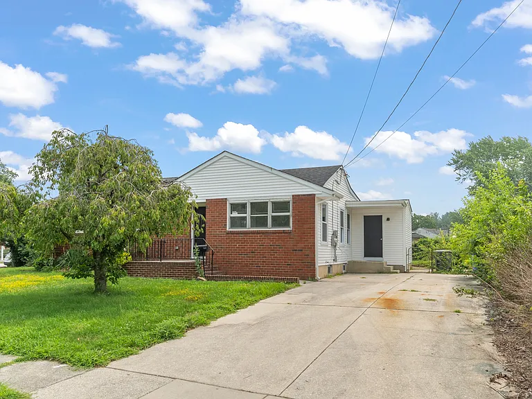 615 Fairmount Dr — Photo 4