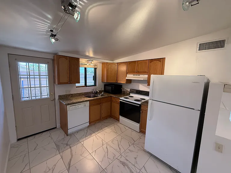 1603 N Park Ave — Photo 3