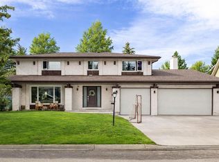 504 E Varsity Estates Bay NW, Calgary, AB T3B 2W8