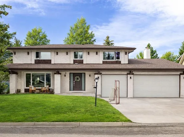 504 E Varsity Estates Bay NW, Calgary, AB T3B 2W8