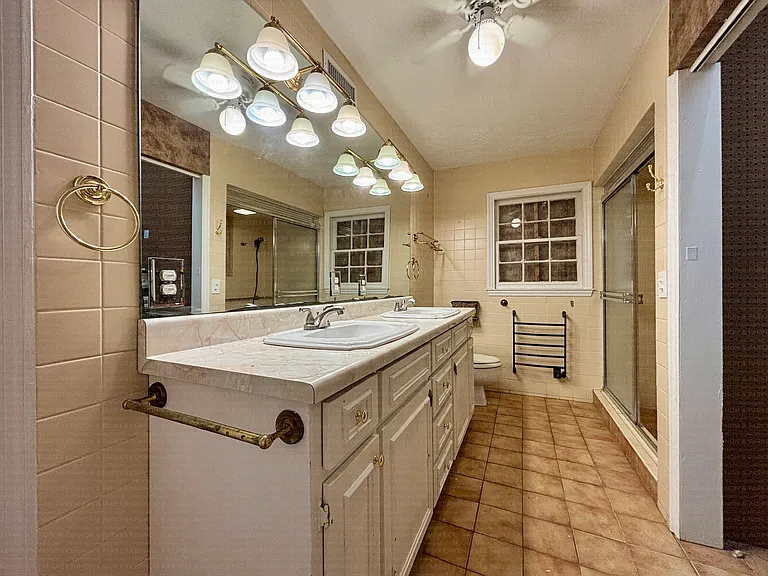 2382 Elm Dr — Photo 5