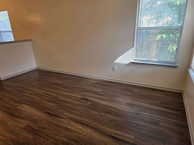 319 Riverwalk Dr — Photo 6