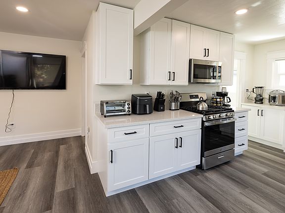 +Dishwasher/Stove/Refrigerator/Microwave
+Appliances new as of 2025
