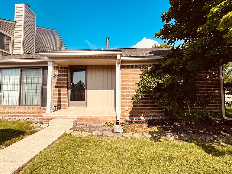 22207 Pondview #32 — Photo 4