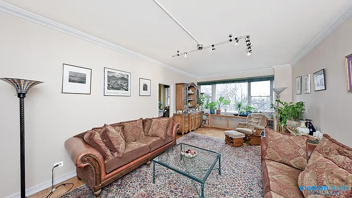 Sold by Moda Realty | media 8