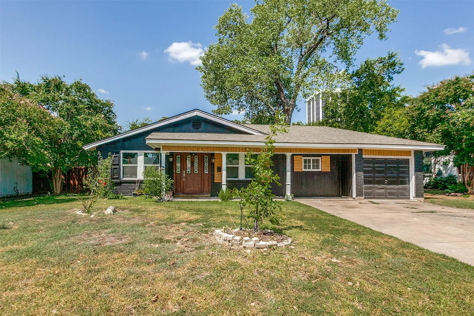 303 N Cottonwood Dr photo 1