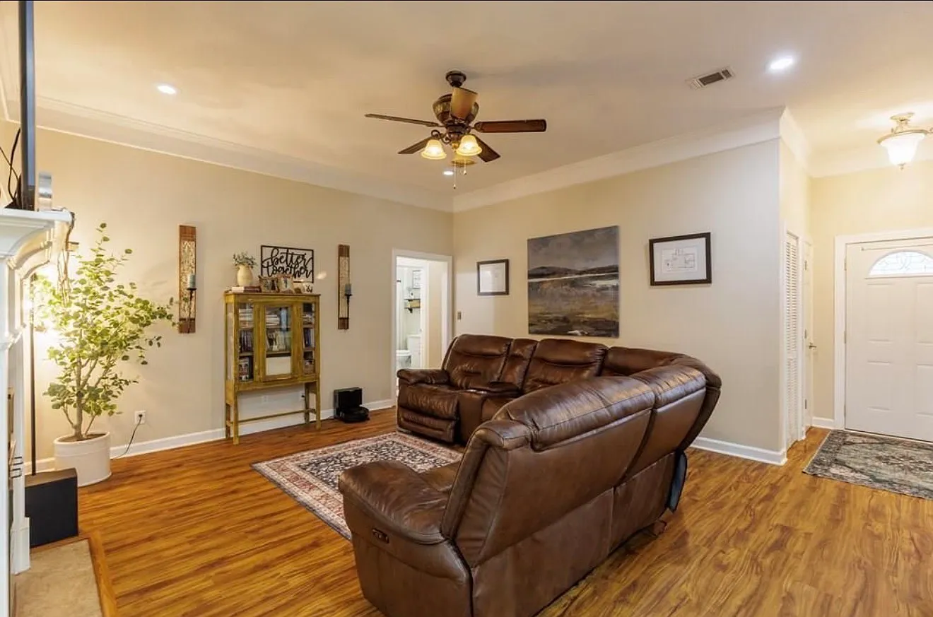 4 bed, 2198 sqft, $2,500 — Photo 3