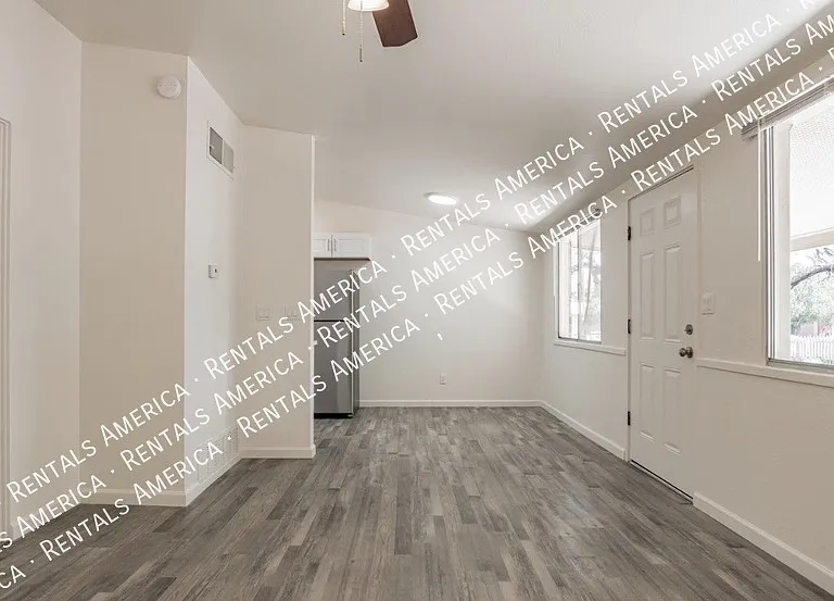 3950 E Fairmount St — Photo 4