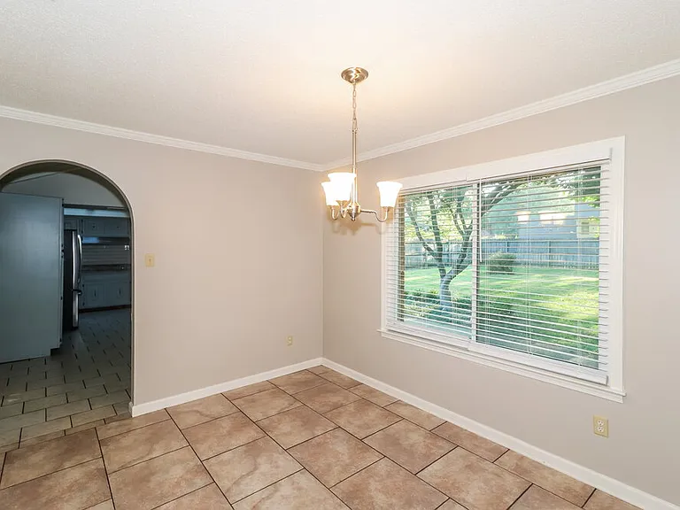2209 Burlingate Dr — Photo 5