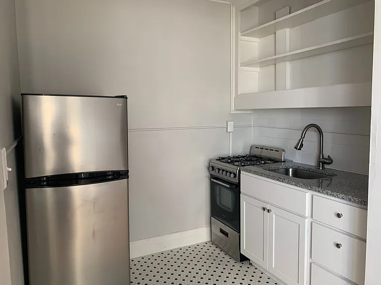 100 Howe Street — Photo 80