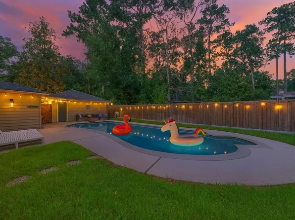 563 Landfall Ln, Conroe, TX 77302