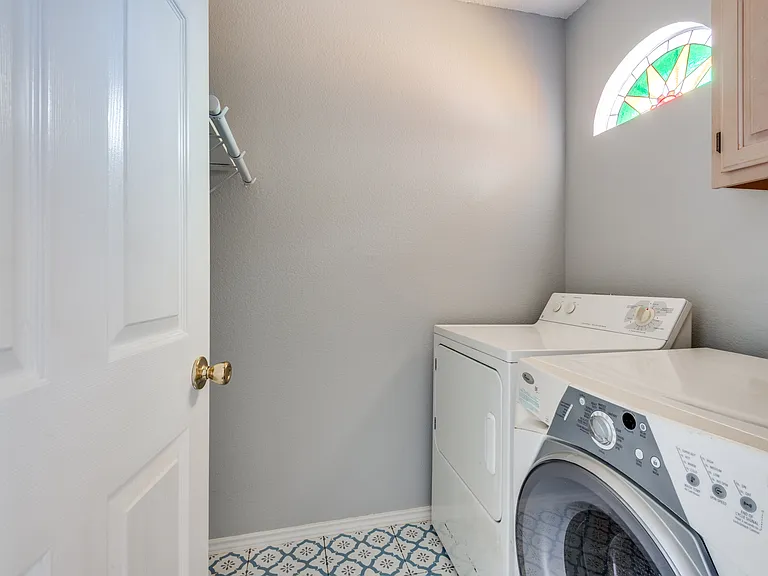2608 Glenridge Dr — Photo 1