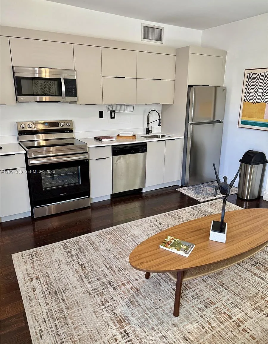 Eleven Condo — Photo 2