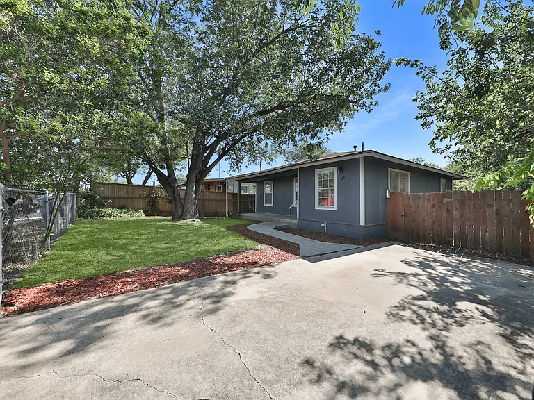 144 Alicia Ave — Photo 4